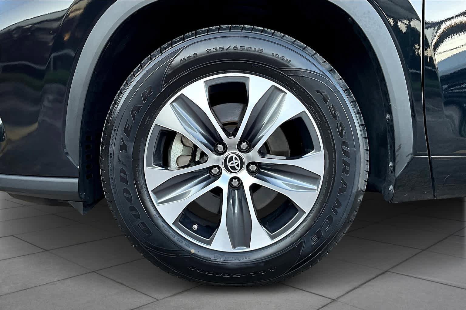 Used 2023 Toyota Highlander XLE FWD image 11