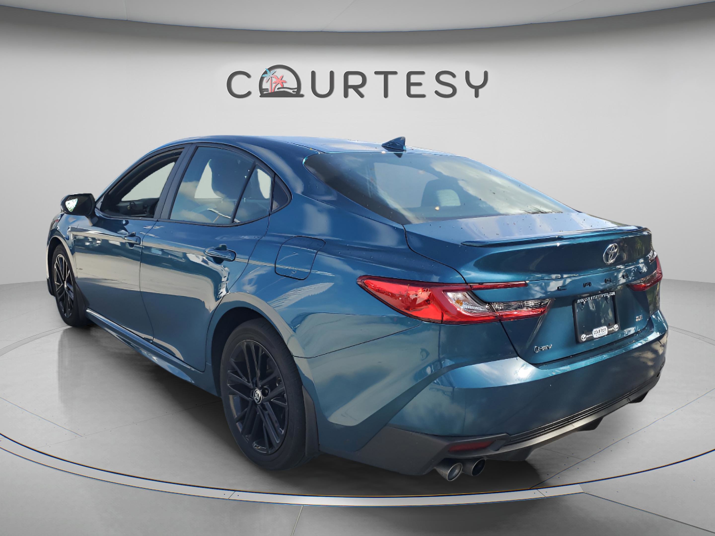 Used 2025 Toyota Camry SE image 2