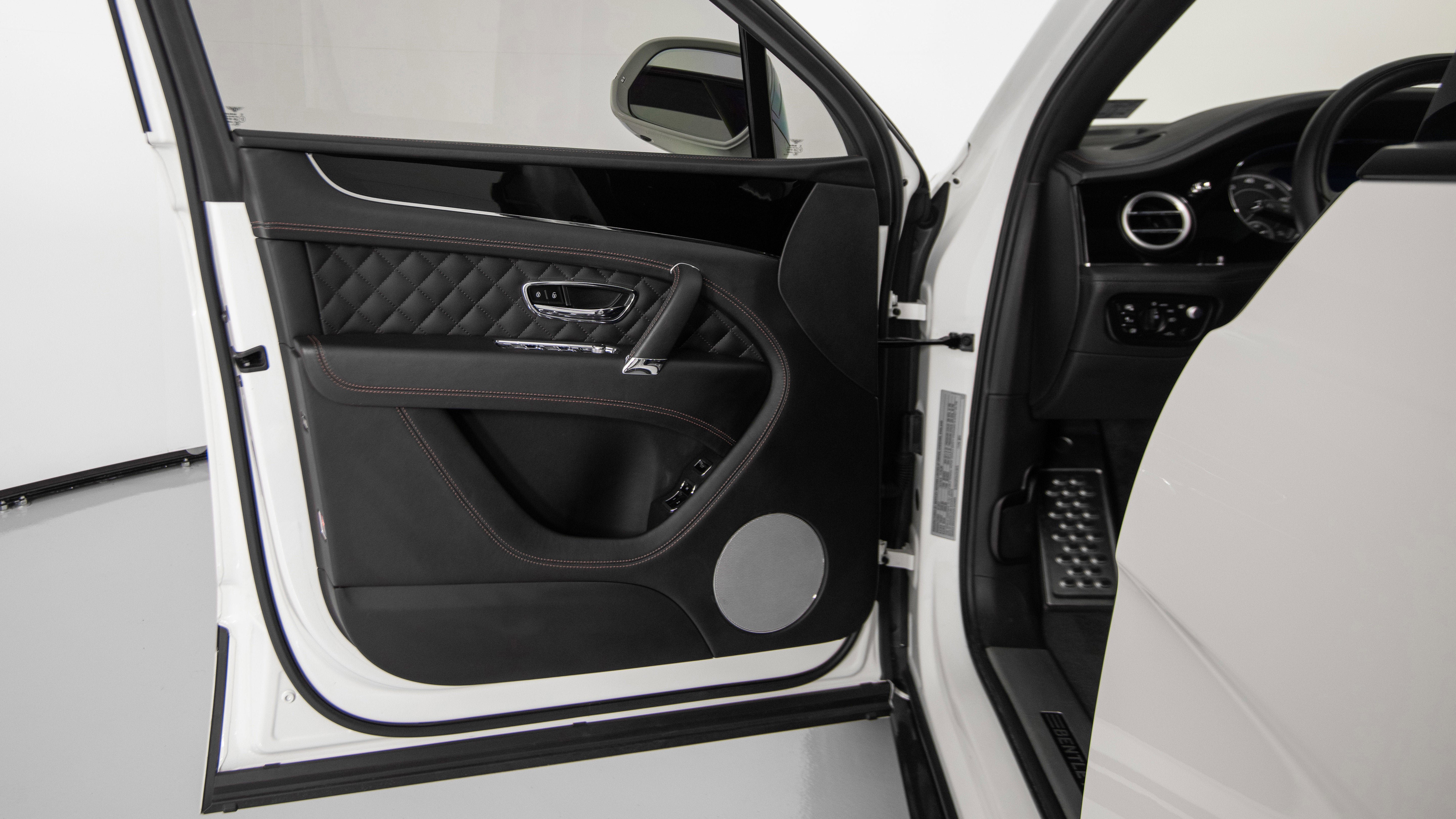 Used 2018 Bentley Bentayga image 35