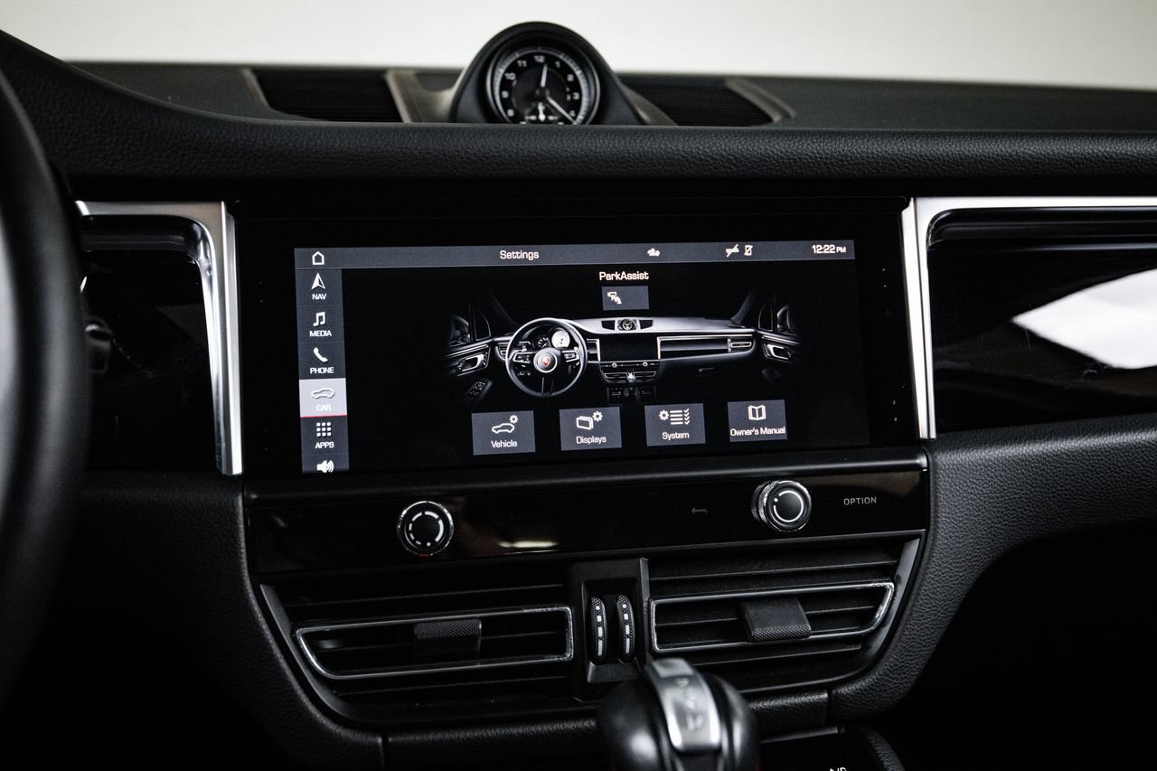 Certified 2024 Porsche Macan AWD/4WD image 17