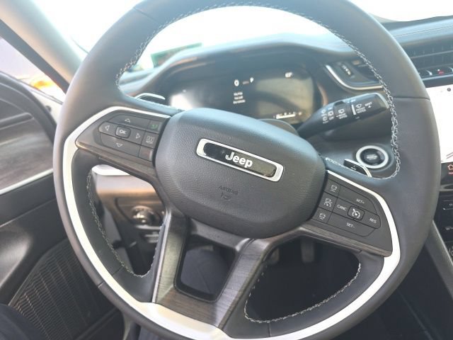 Used 2024 Jeep Grand Cherokee Limited w/ Black Appearance Package AWD/4WD image 21