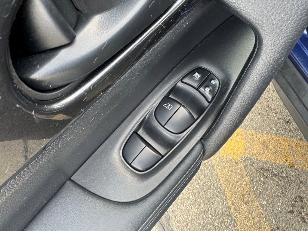 Used 2019 Nissan Rogue S image 18