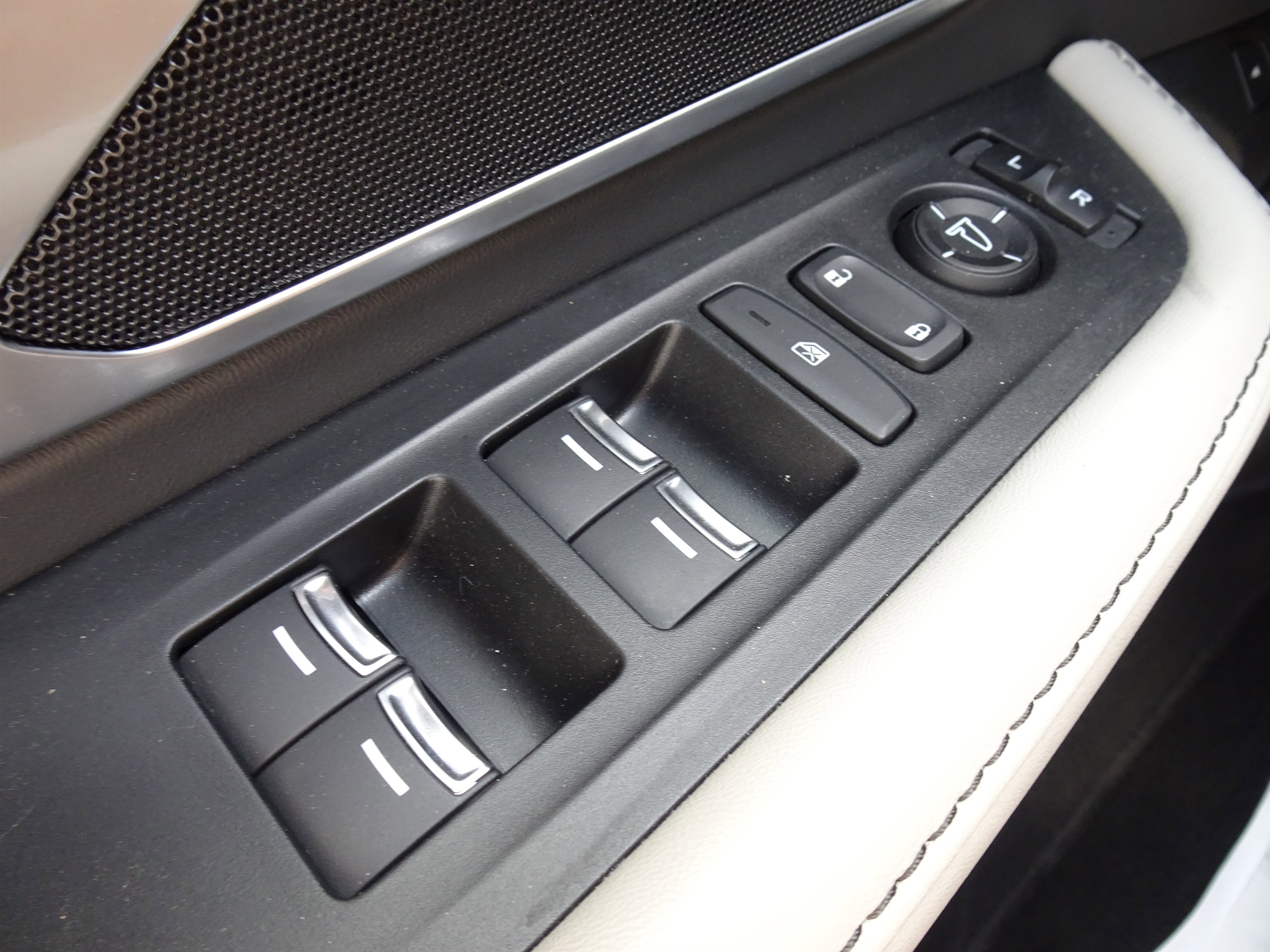 Used 2025 Acura RDX SH-AWD image 24