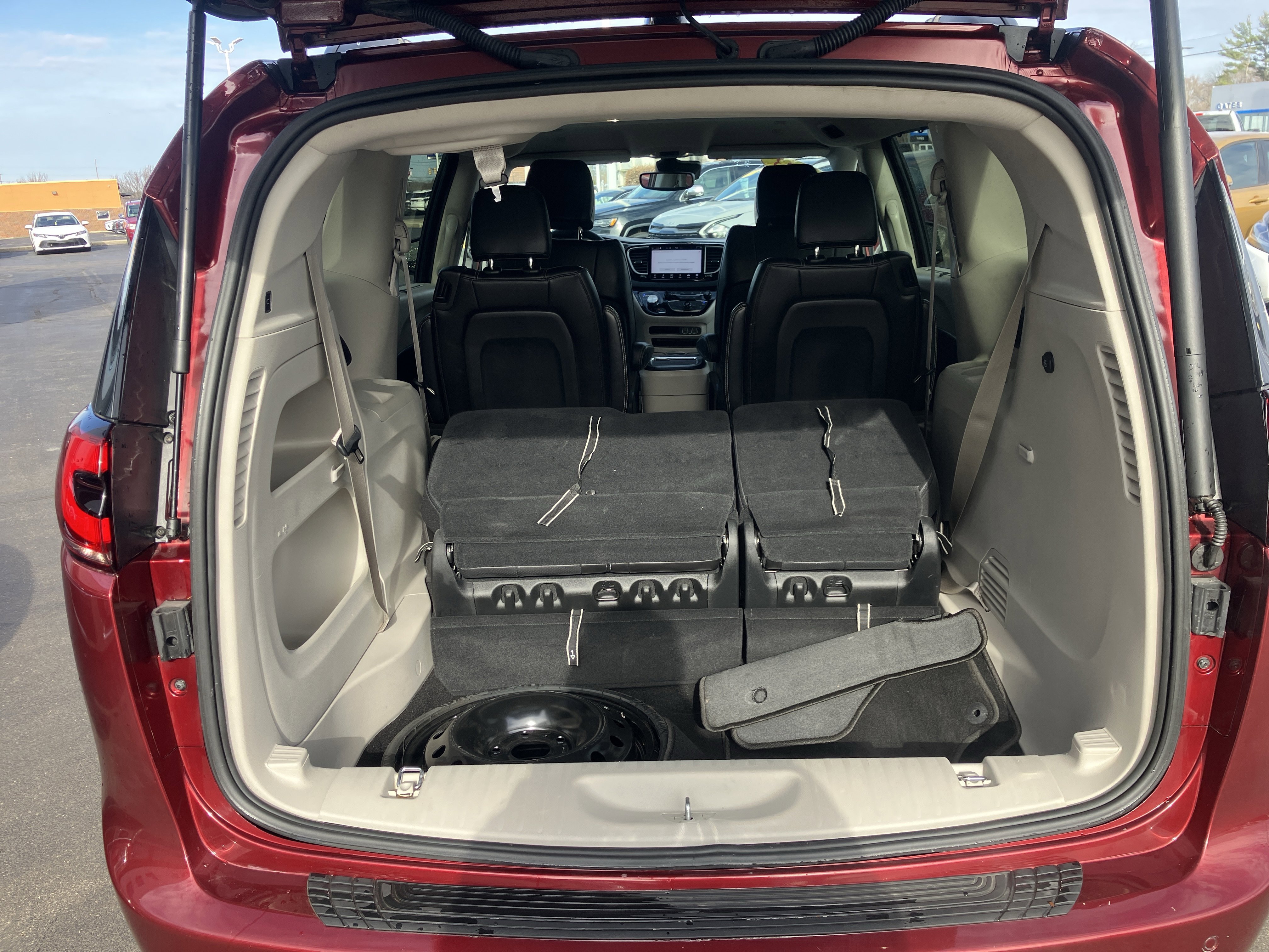 Used 2023 Chrysler Pacifica Touring-L image 13