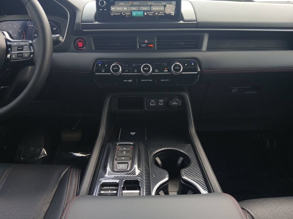 Used 2025 Honda Pilot Black Edition image 11