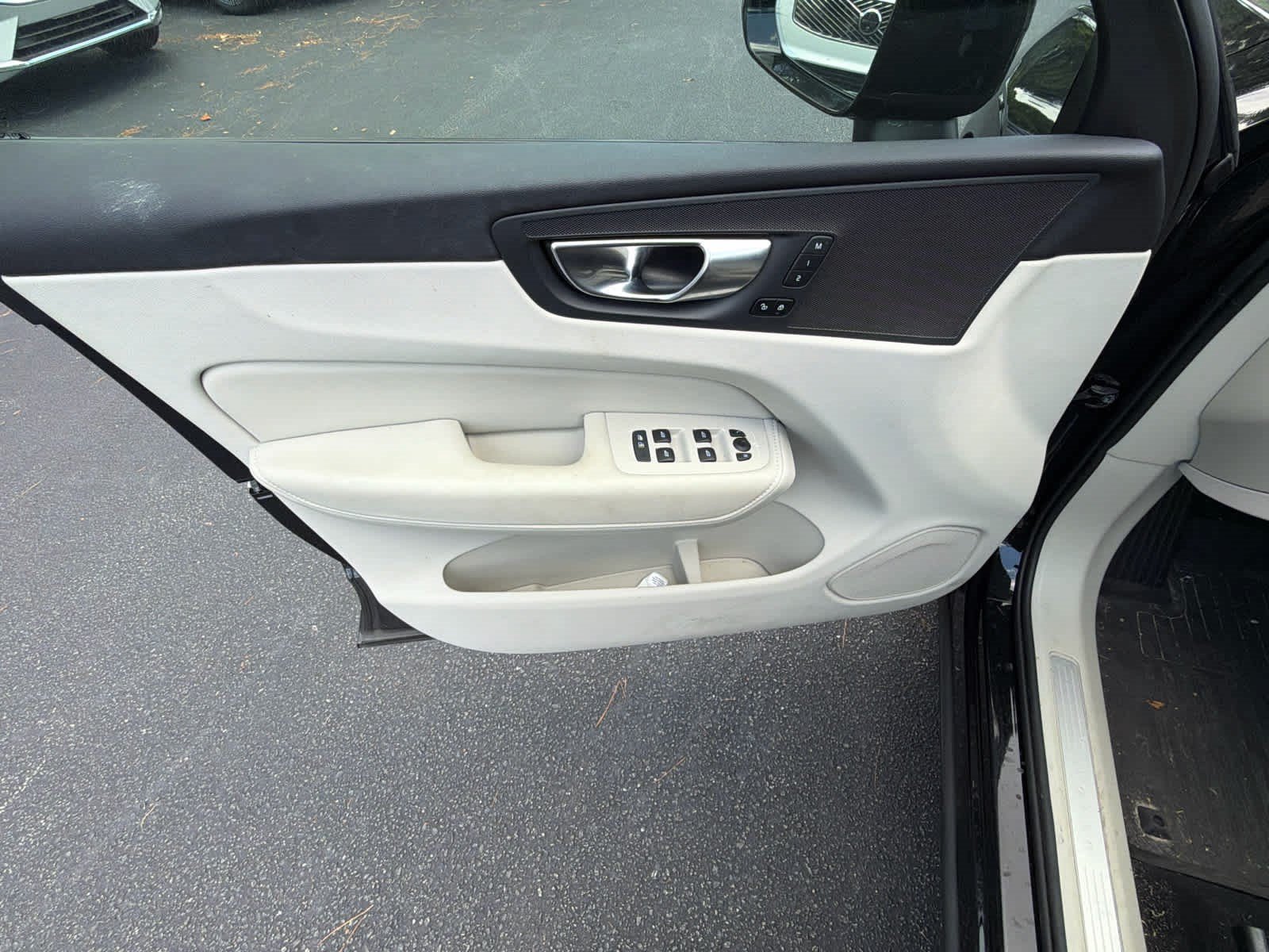 Used 2025 Volvo XC60 B5 Plus w/ Protection Package Premier AWD/4WD image 25