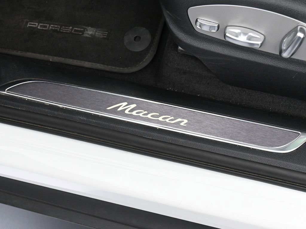 Certified 2023 Porsche Macan Turbo image 16