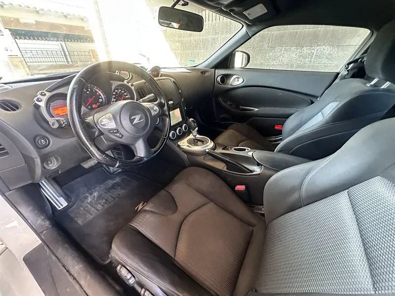 Used 2018 Nissan 370Z Coupe RWD image 38