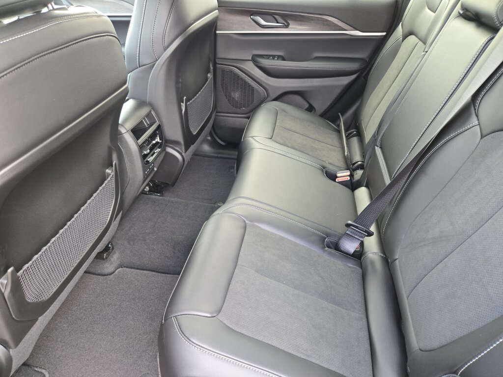 New 2027 Jeep Grand Cherokee Altitude AWD/4WD image 10