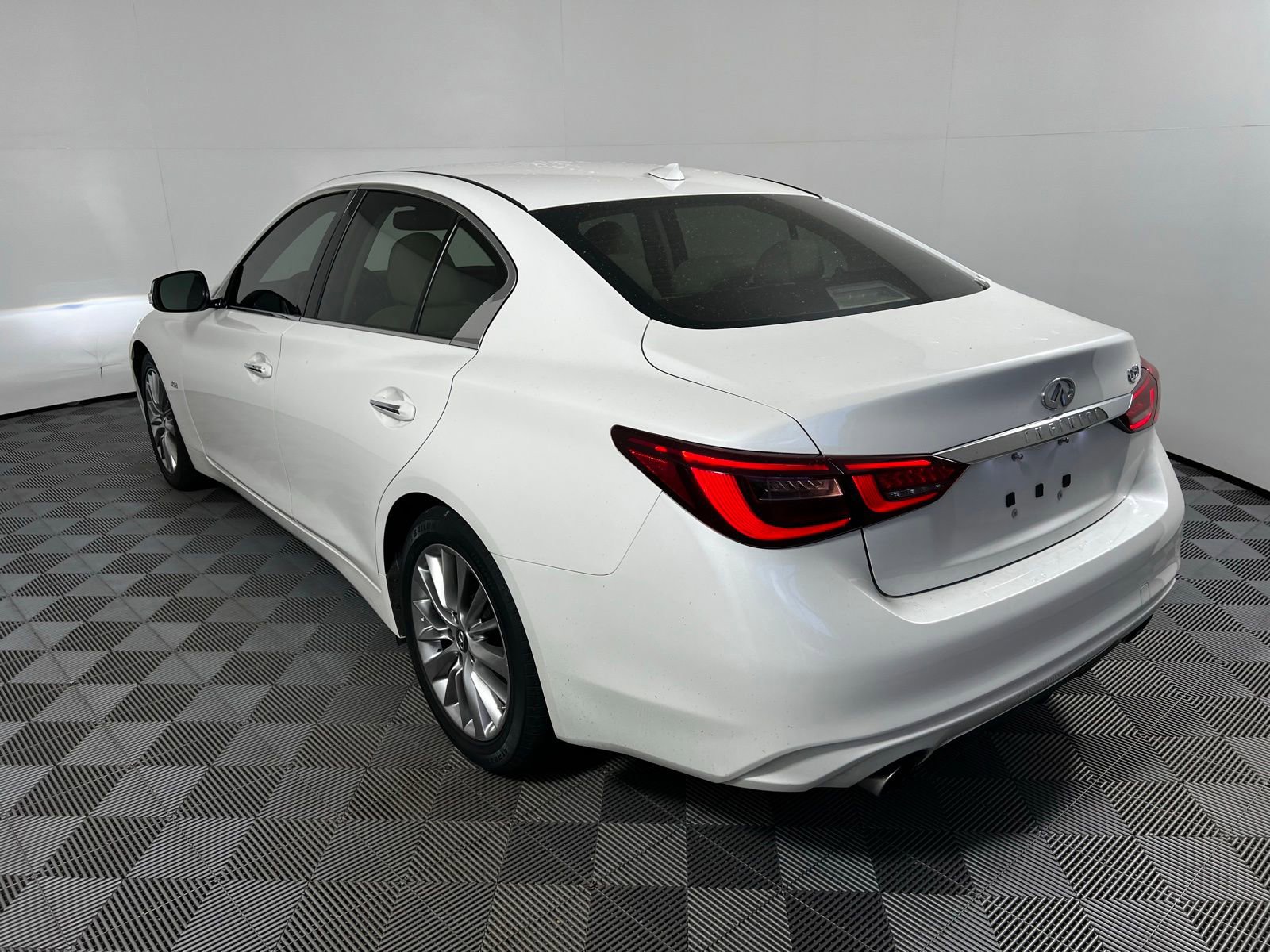 Used 2018 INFINITI Q50 Luxe RWD image 7
