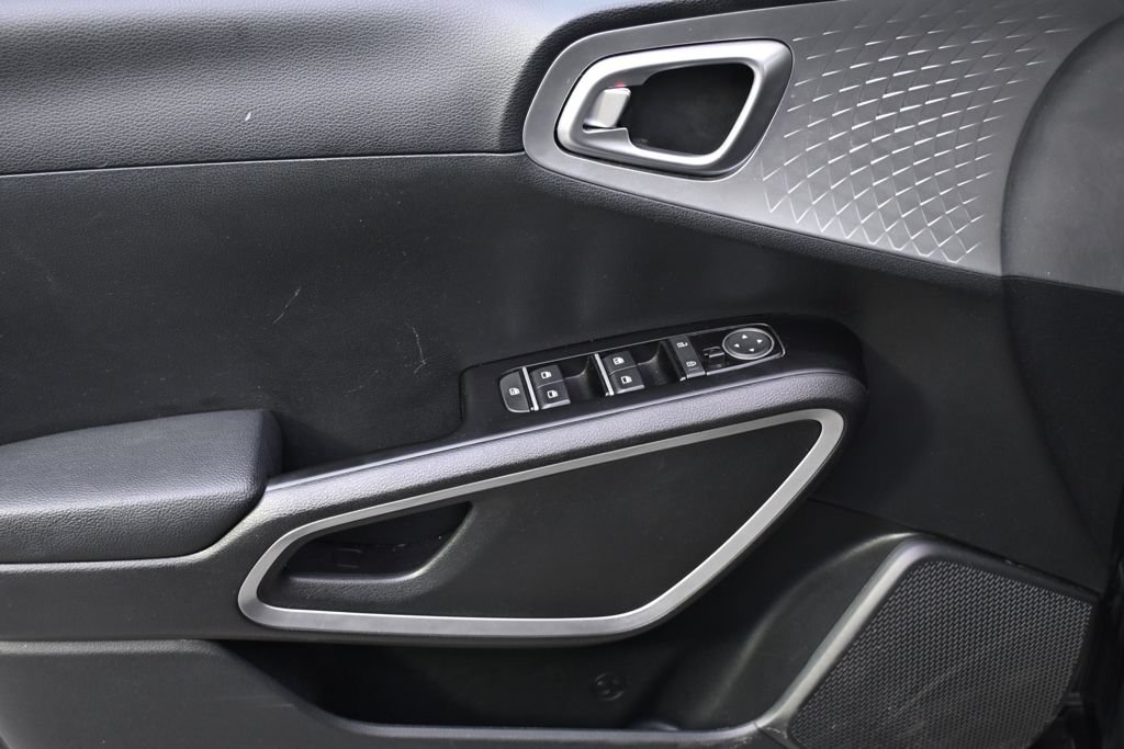 Used 2025 Kia Soul LX w/ LX Technology Package FWD image 22