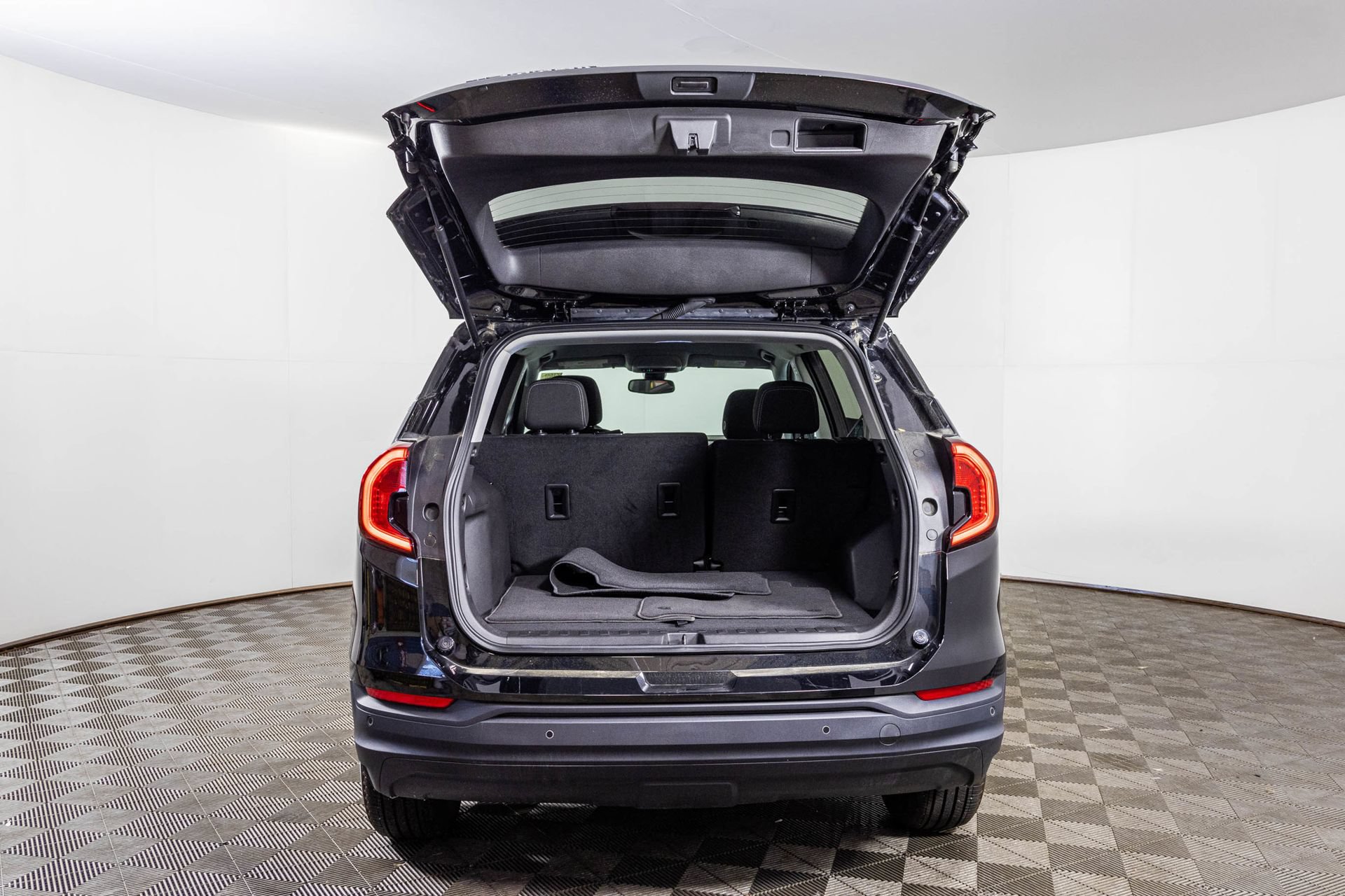Used 2023 GMC Terrain SLE w/ Driver Convenience Package FWD image 43