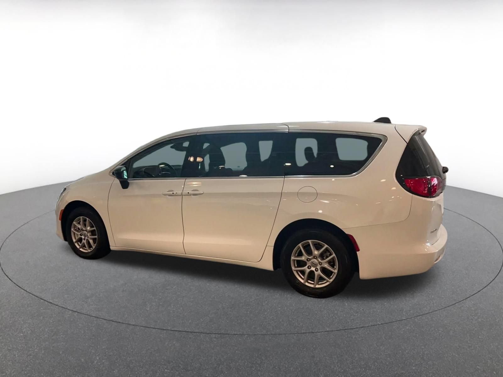 Used 2024 Chrysler Voyager LX FWD image 9