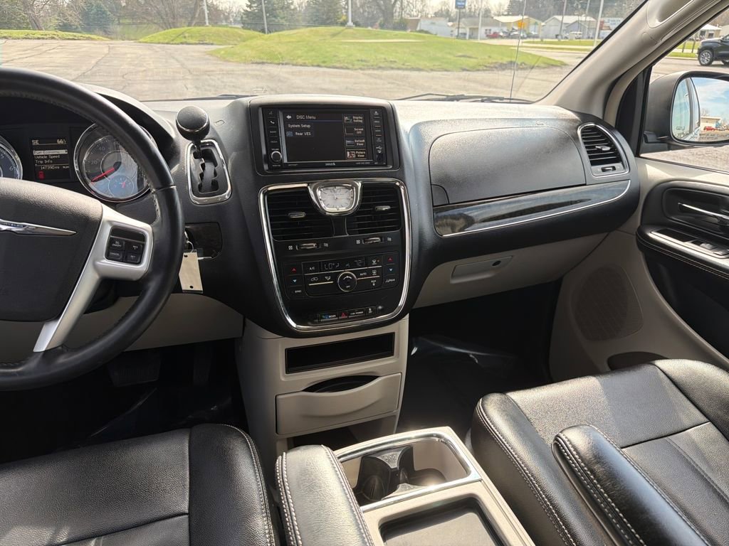 Used 2016 Chrysler Town & Country Touring image 23