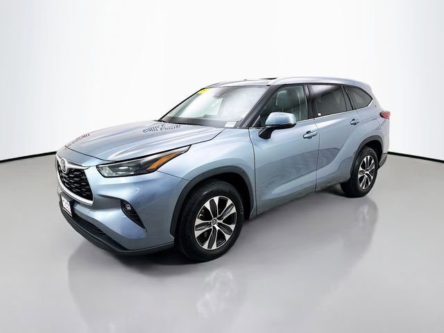 Used 2022 Toyota Highlander XLE image 3