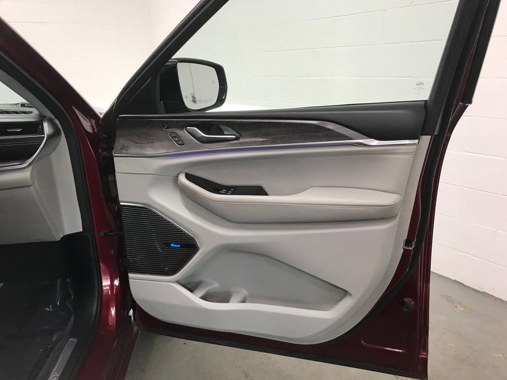 Used 2021 Jeep Grand Cherokee L Overland w/ Luxury Tech Group IV image 40