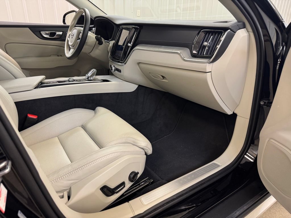 Used 2025 Volvo V60 B5 Cross Country Ultra w/ Protection Package Premier AWD/4WD image 33