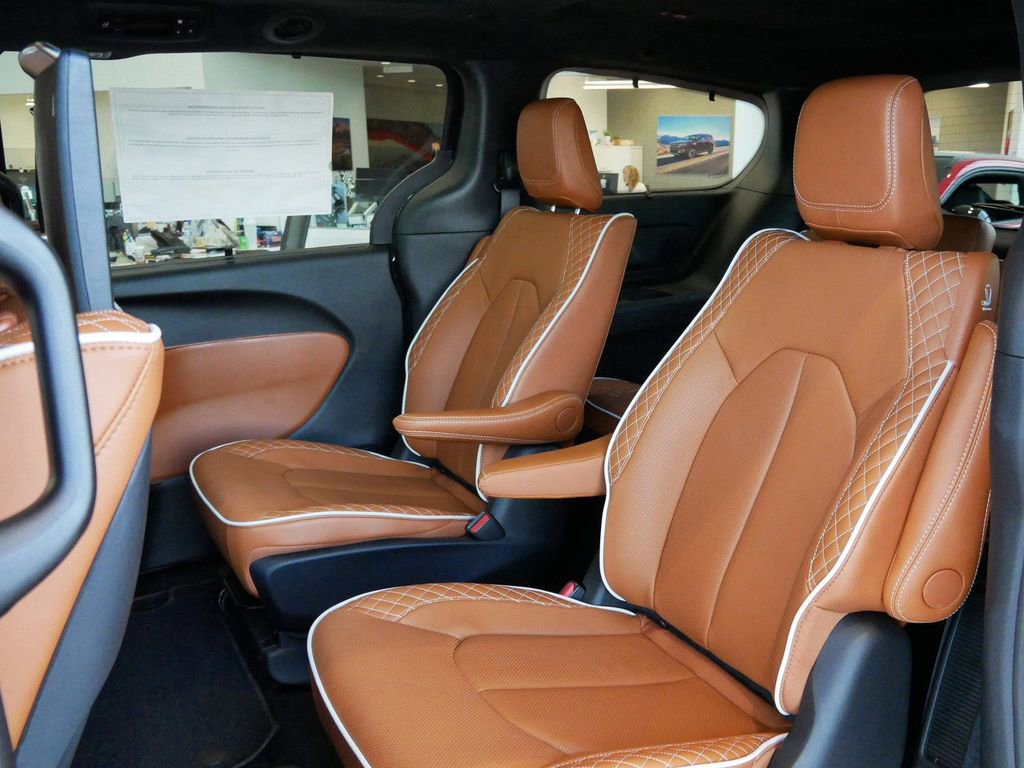 New 2026 Chrysler Pacifica Pinnacle image 21