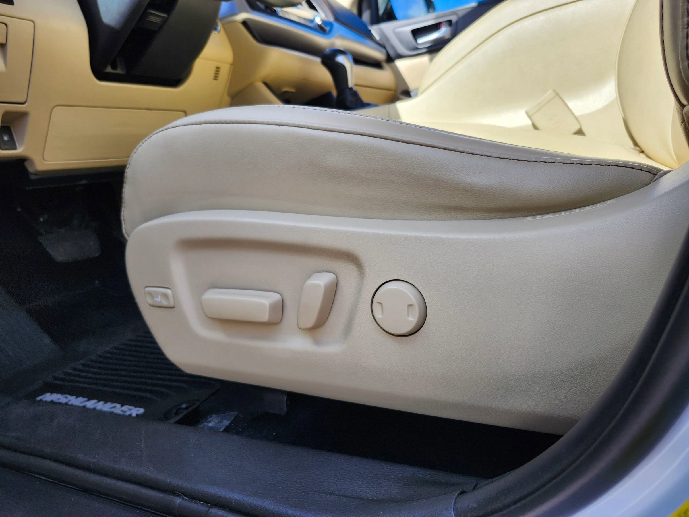 Used 2019 Toyota Highlander XLE AWD/4WD image 14