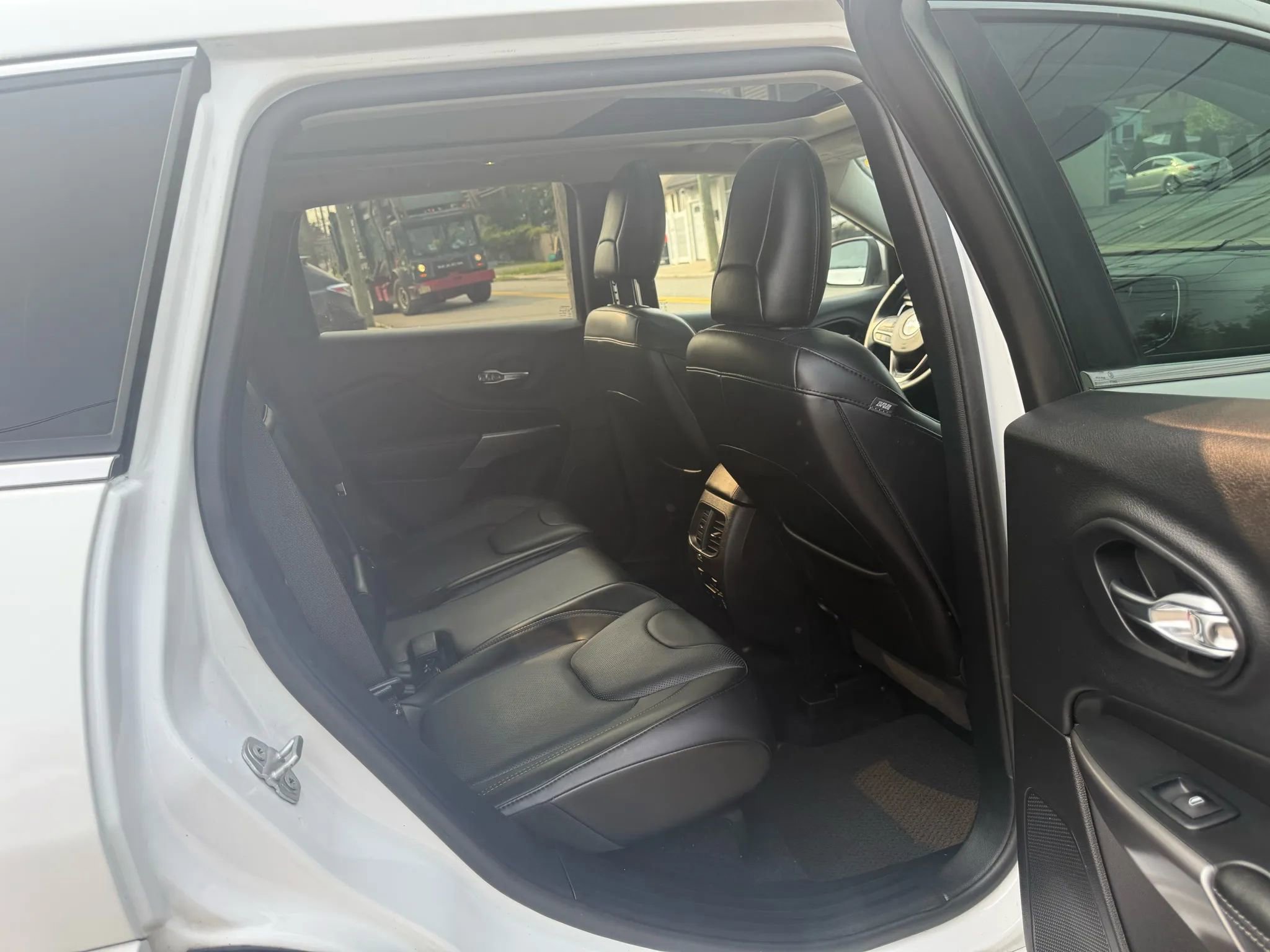 Used 2019 Jeep Cherokee Overland w/ Technology Group image 29