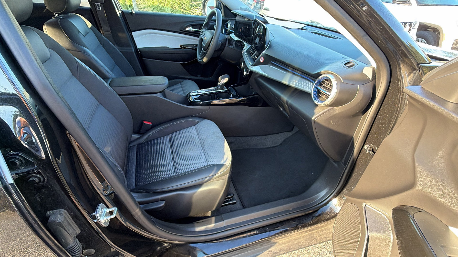 Used 2025 Chevrolet Trax LT FWD image 19