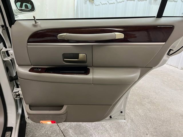Used 2005 Lincoln Town Car Signature Limited image 16