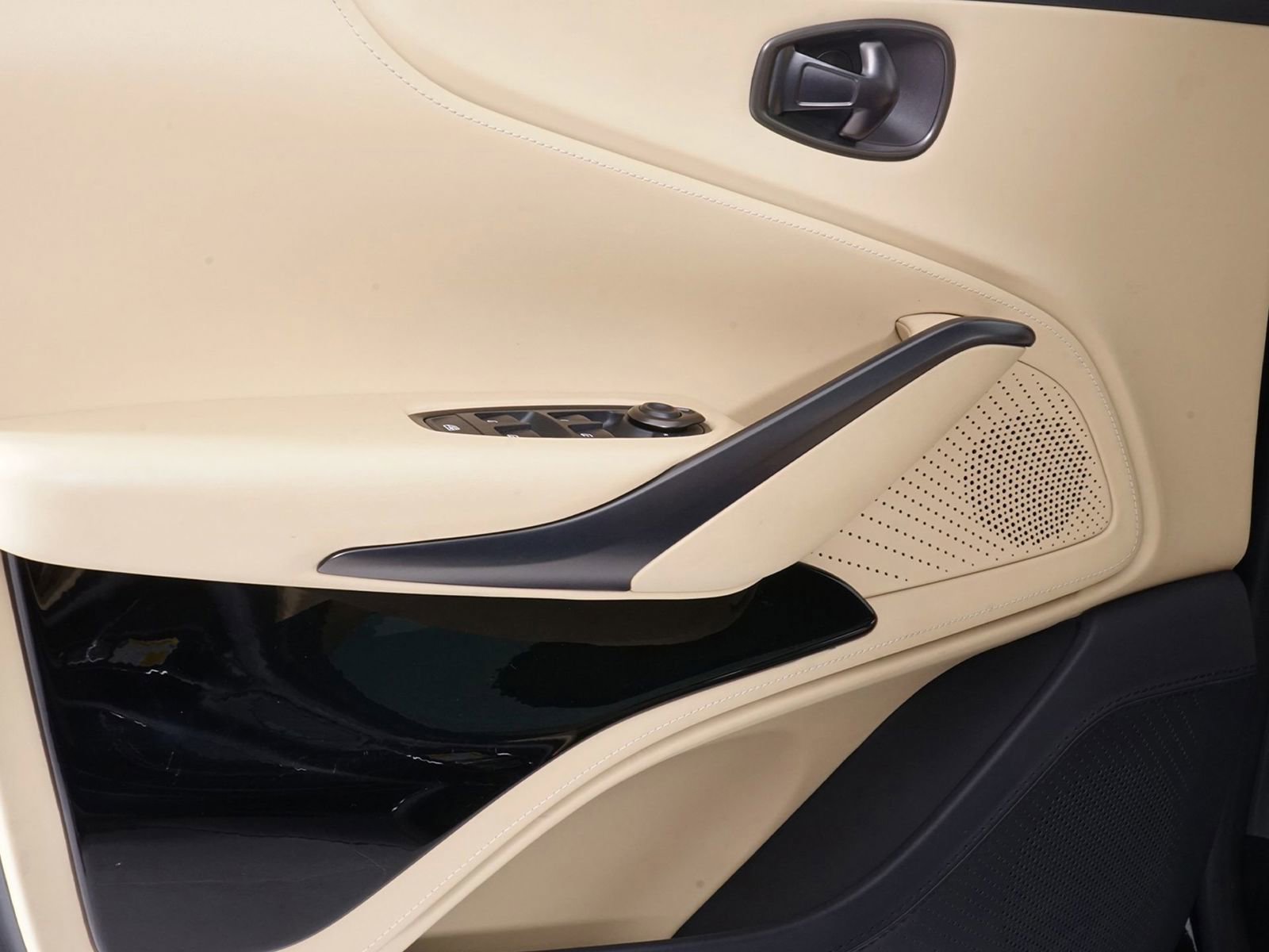 Used 2023 Aston Martin DBX image 35