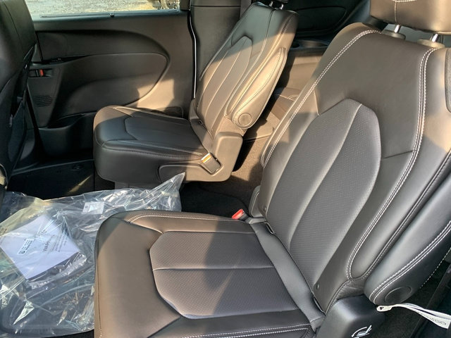 New 2027 Chrysler Pacifica Select FWD image 12