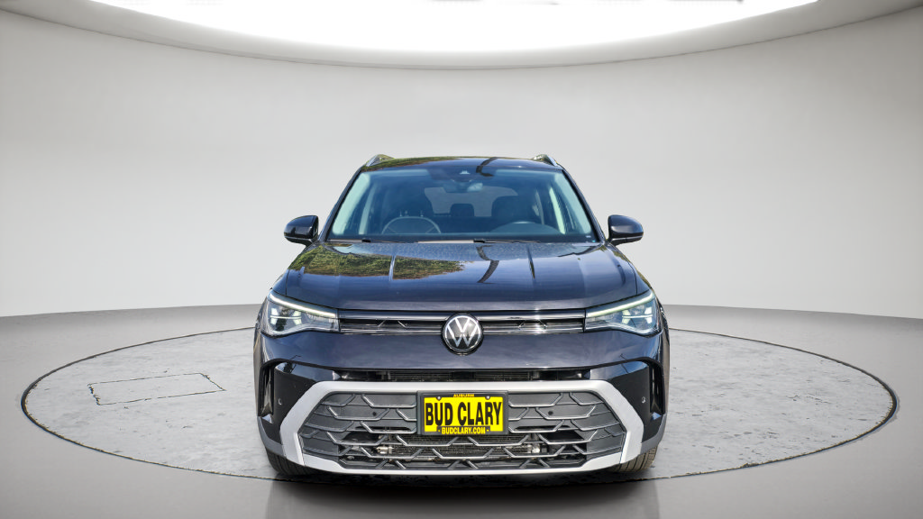 Used 2025 Volkswagen Taos SE AWD/4WD image 2