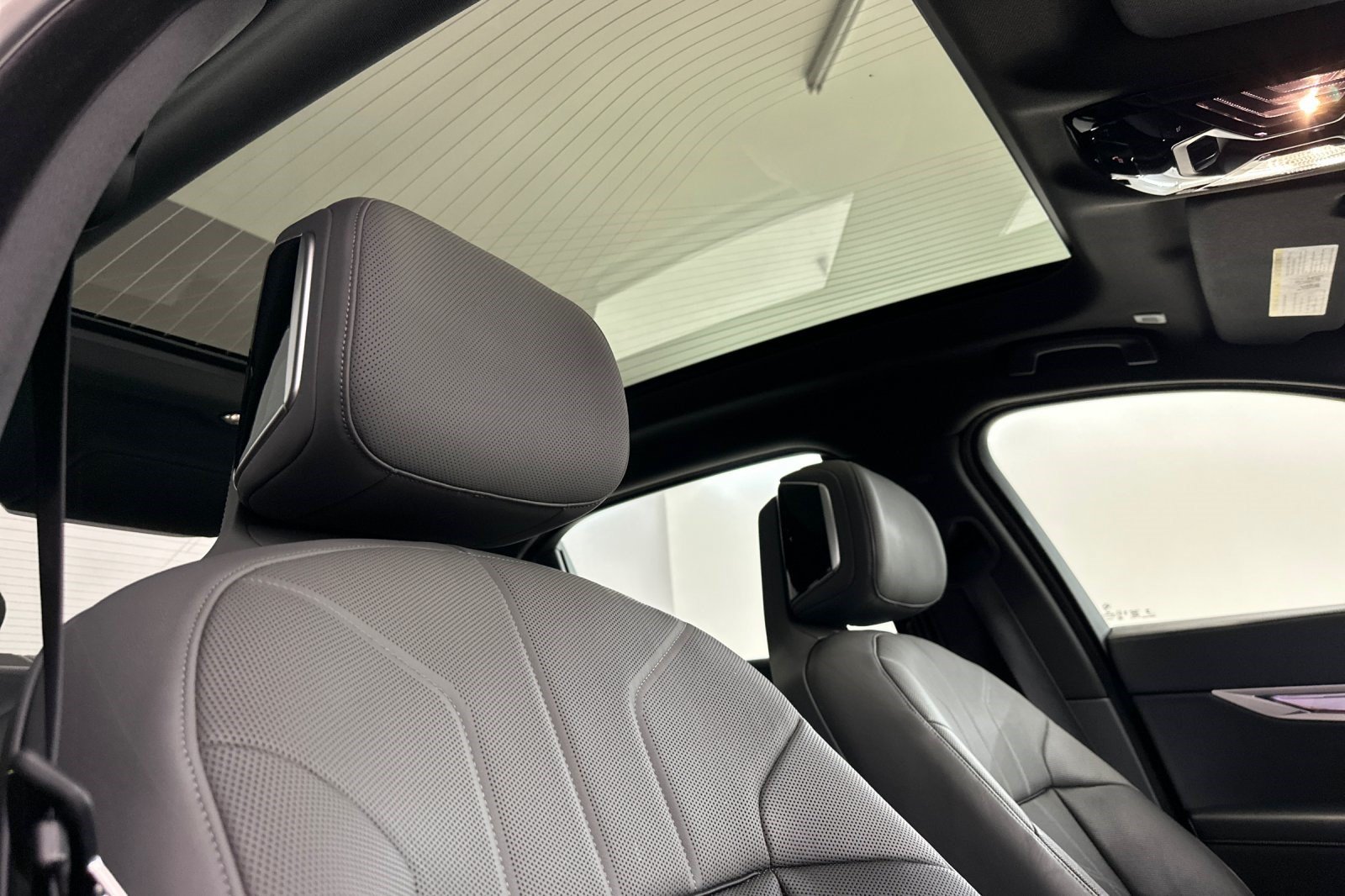 Certified 2023 BMW 740i RWD image 25