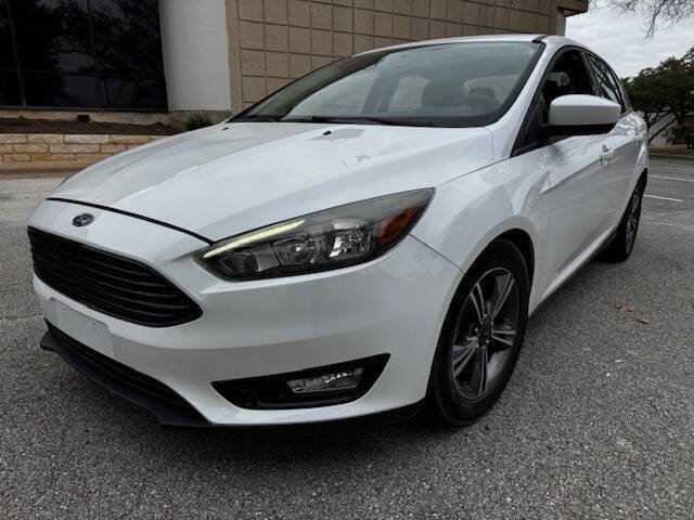 Used 2018 Ford Focus SE w/ SE Appearance Package image 2