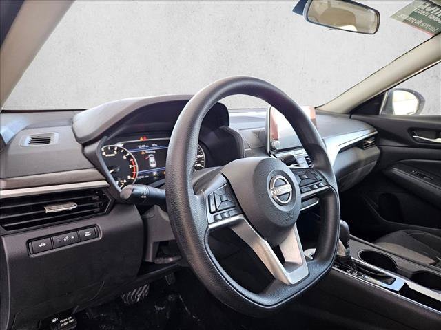 Used 2025 Nissan Altima 2.5 SV FWD image 9