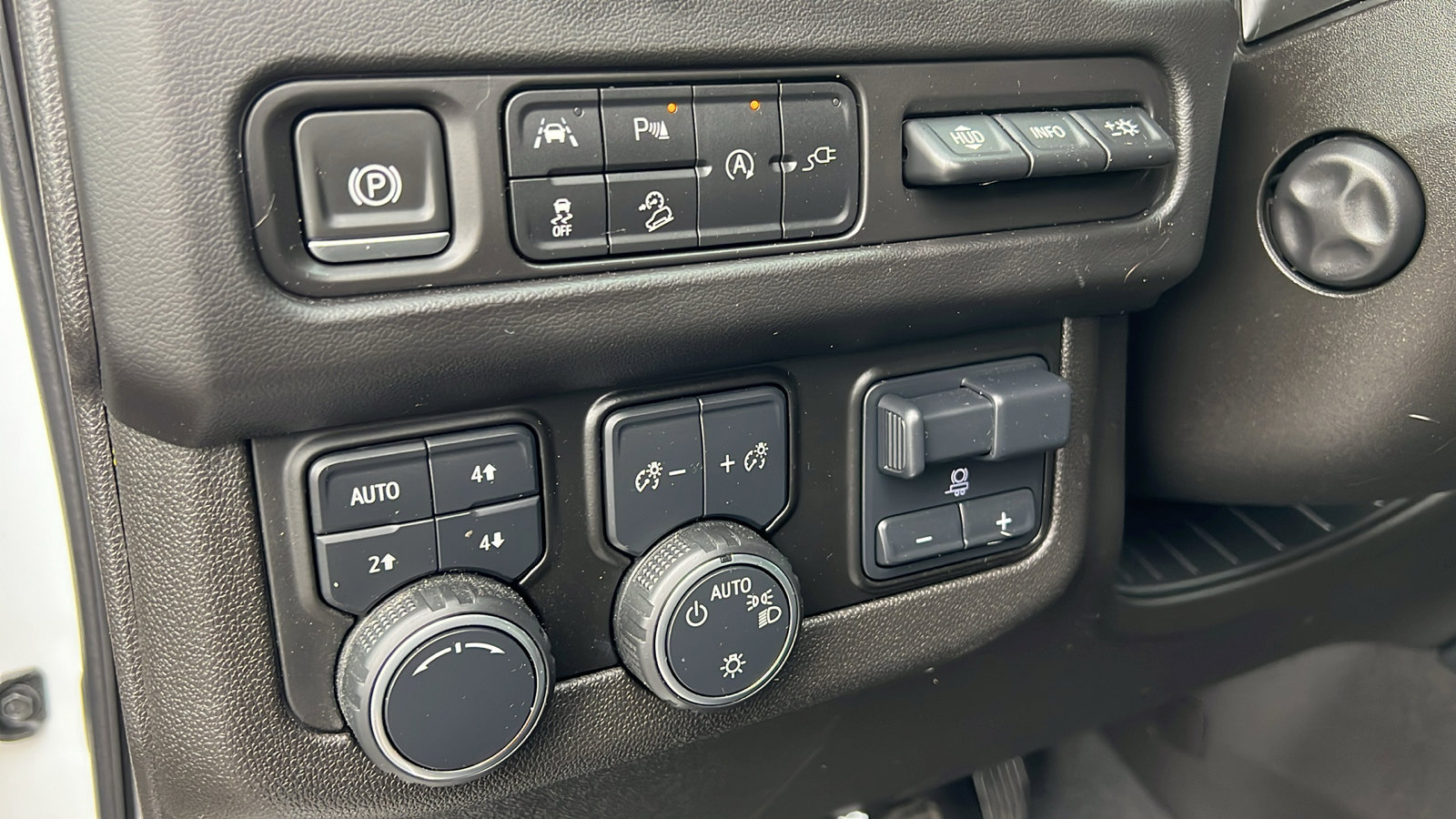 Used 2021 Chevrolet Tahoe Premier w/ Premium Package image 35