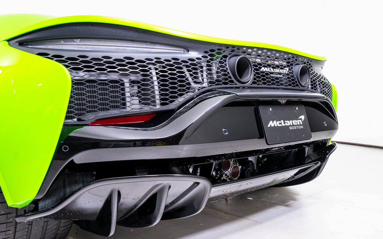 Used 2024 McLaren Artura RWD image 11