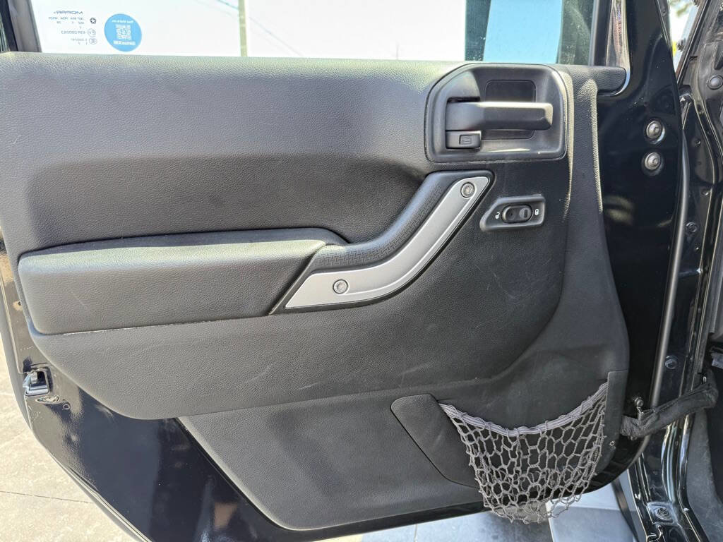 Used 2015 Jeep Wrangler Unlimited Sahara w/ Connectivity Group image 8