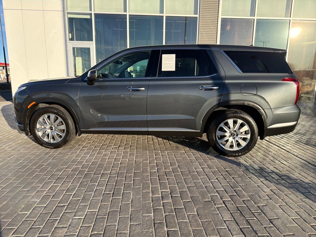 Used 2023 Hyundai Palisade SE image 2