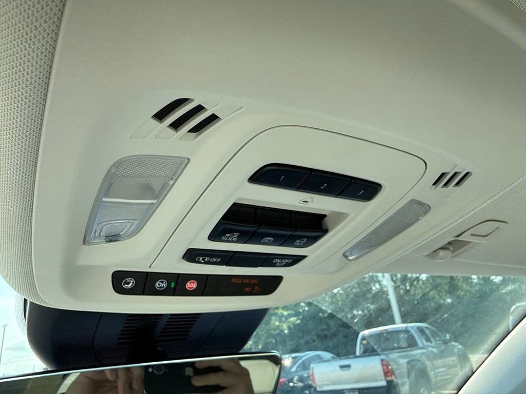 Used 2024 Buick Envision Avenir AWD/4WD image 22