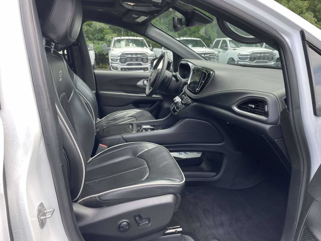 Certified 2025 Chrysler Pacifica Limited FWD image 16