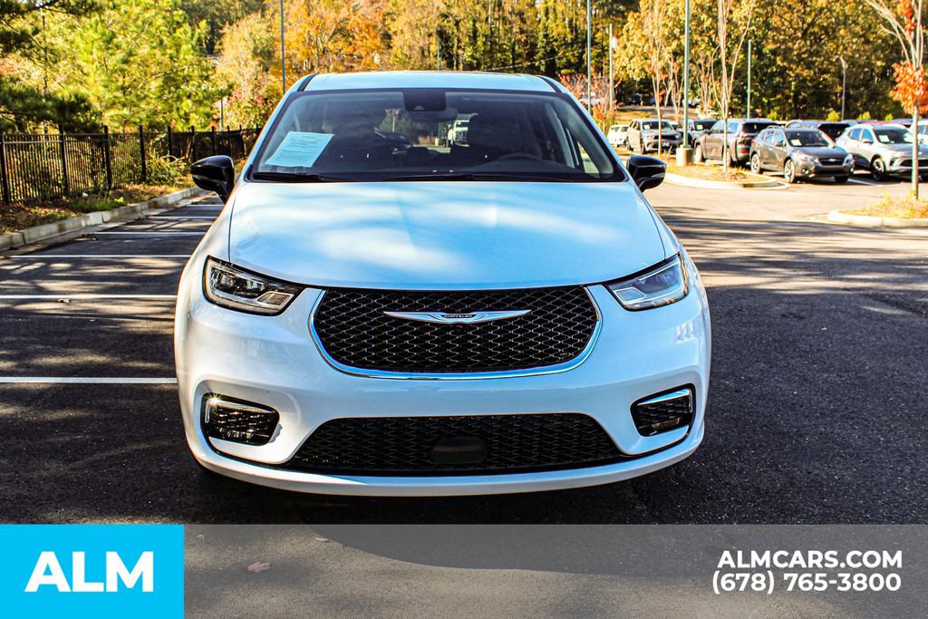 Used 2024 Chrysler Pacifica Select image 10