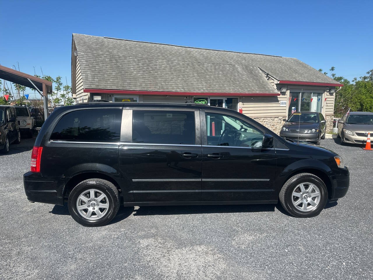 Used 2010 Chrysler Town & Country Touring FWD image 6
