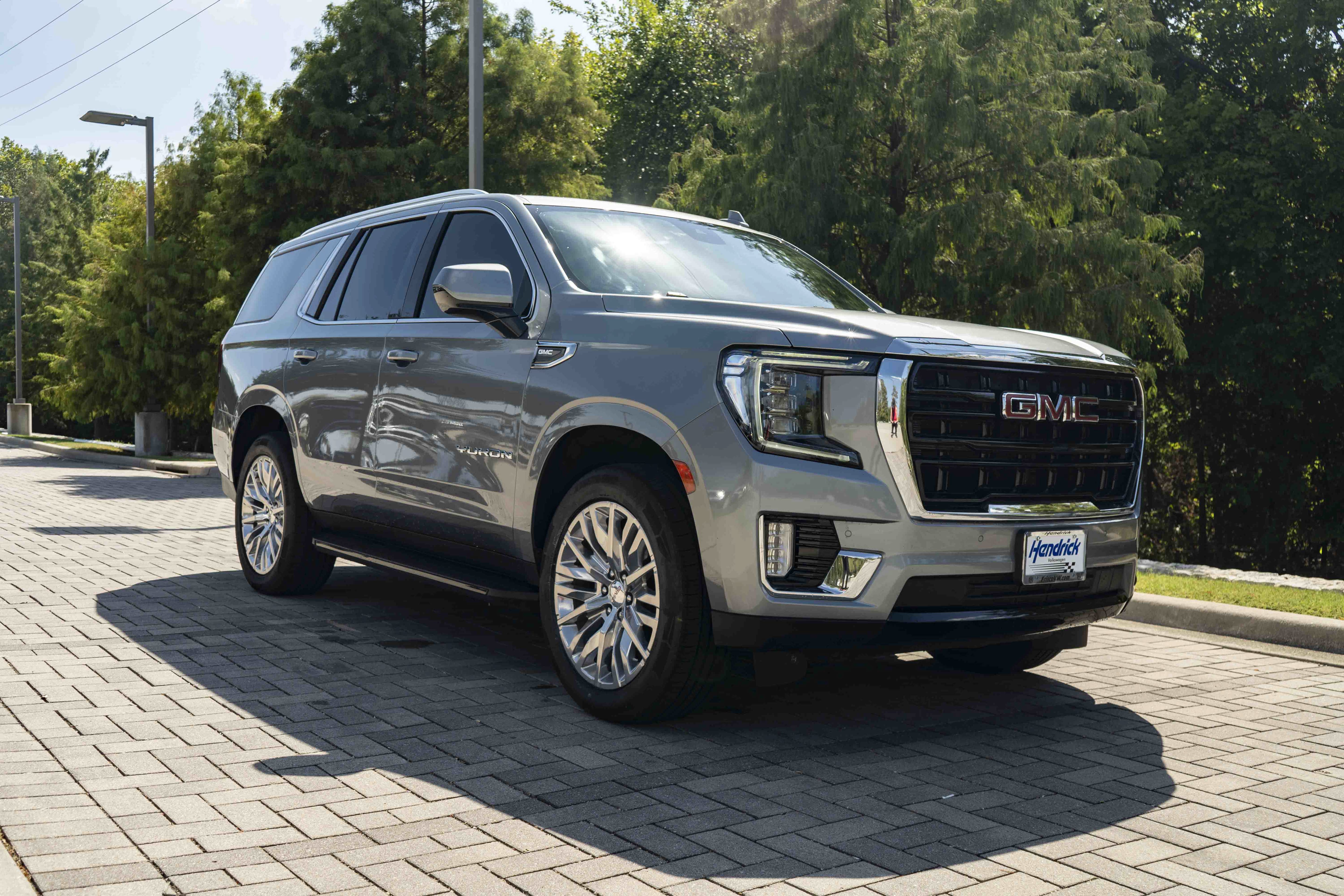 Used 2024 GMC Yukon SLE w/ Gmc Pro Safety Plus Package RWD image 2