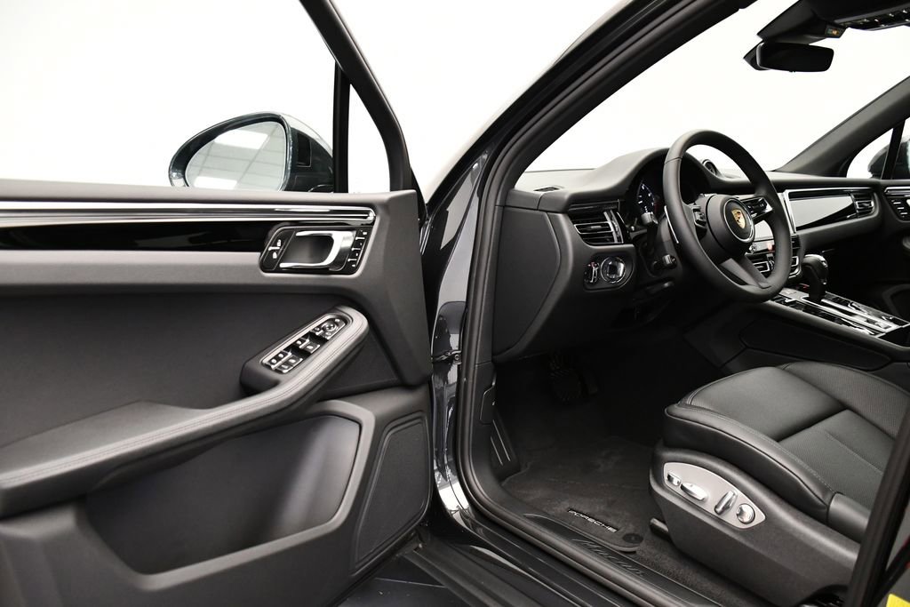 Certified 2025 Porsche Macan Turbo AWD/4WD image 39