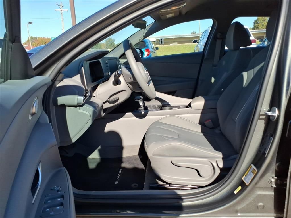 Used 2025 Hyundai Elantra Blue w/ Cargo Package image 15