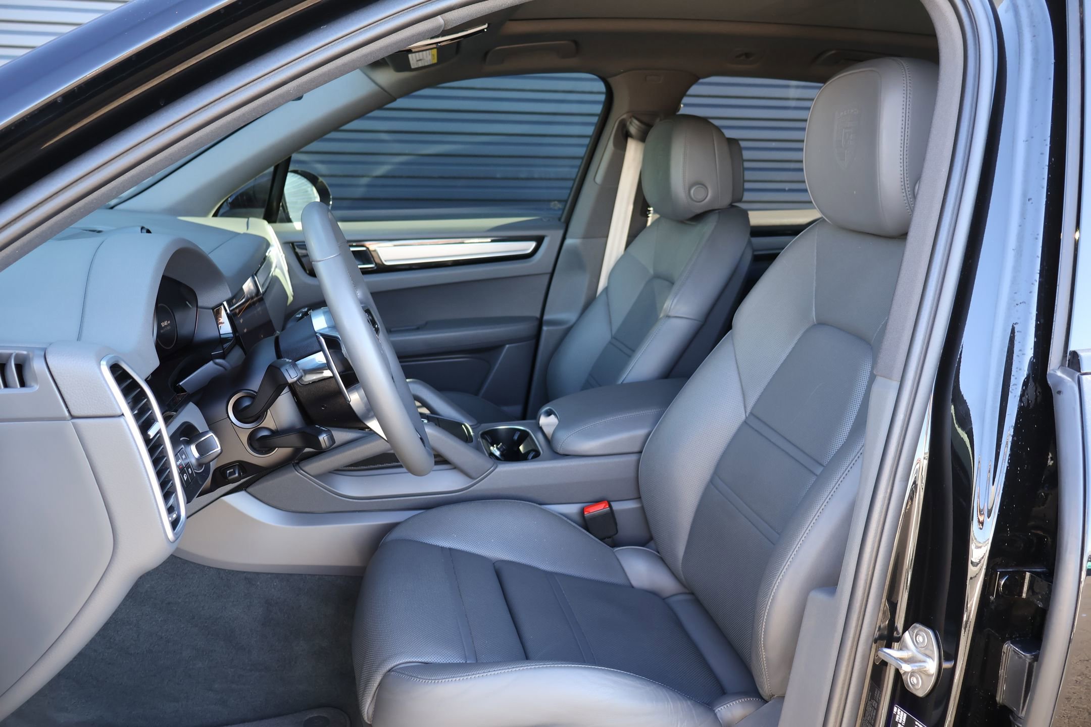 Certified 2023 Porsche Cayenne Platinum Edition image 5