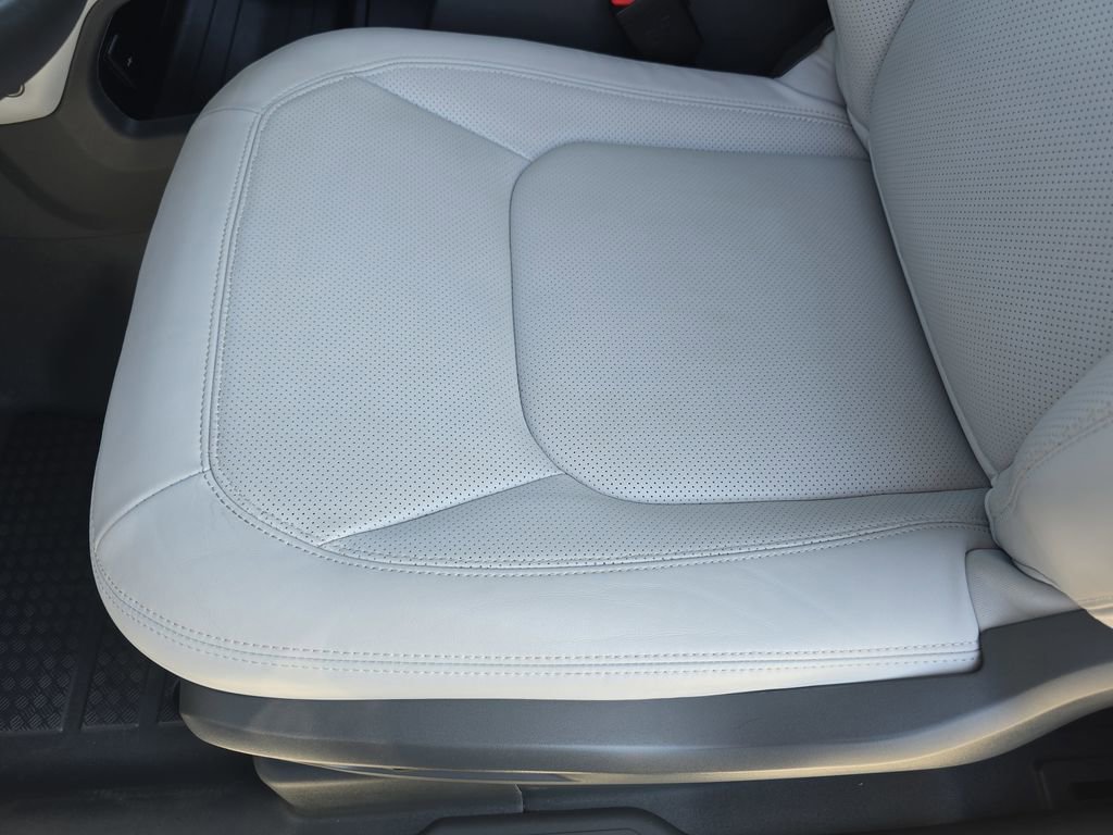 Used 2025 Land Rover Defender 90 X-Dynamic SE image 29