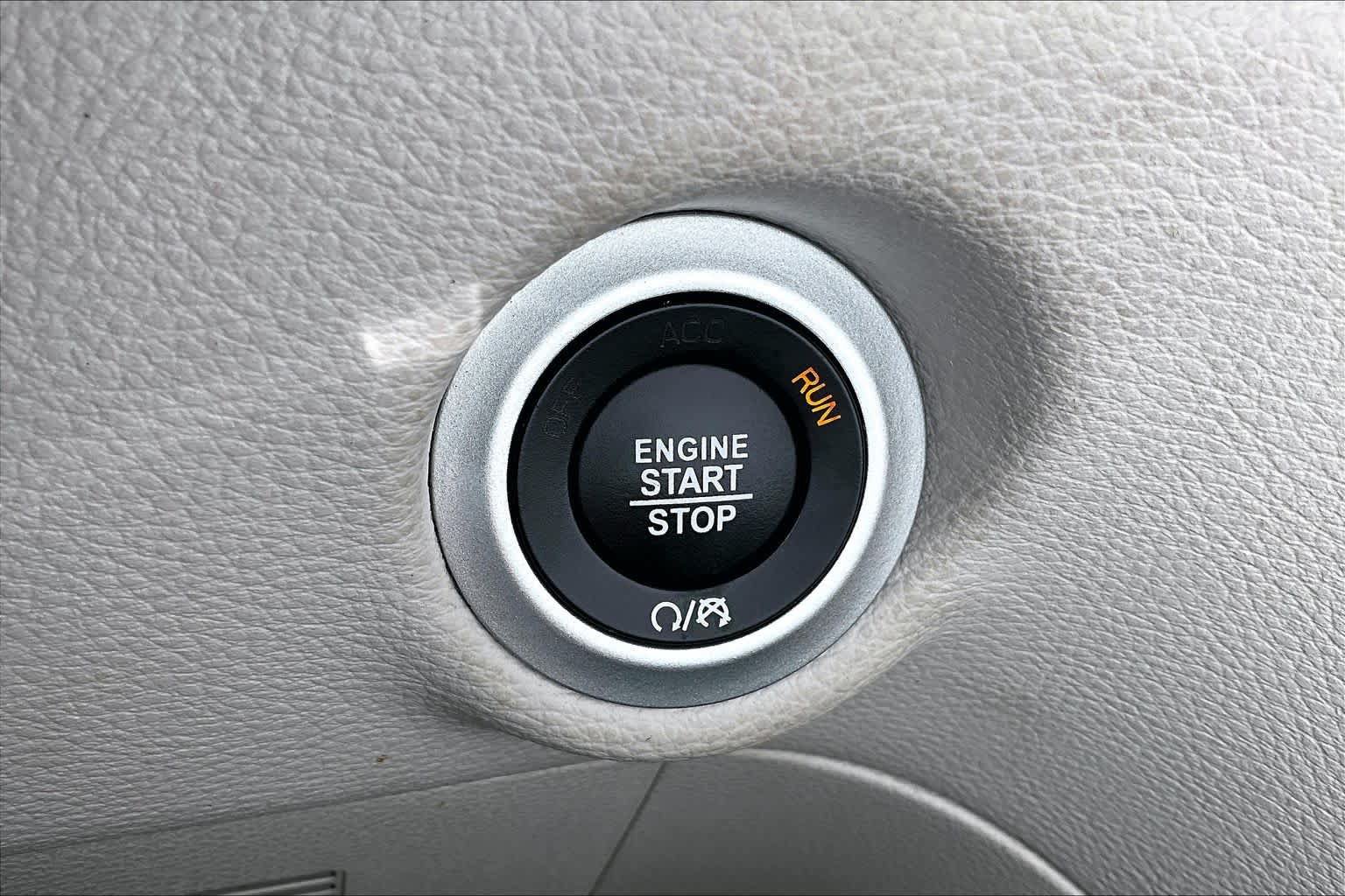 Used 2023 Chrysler Pacifica Limited FWD image 32