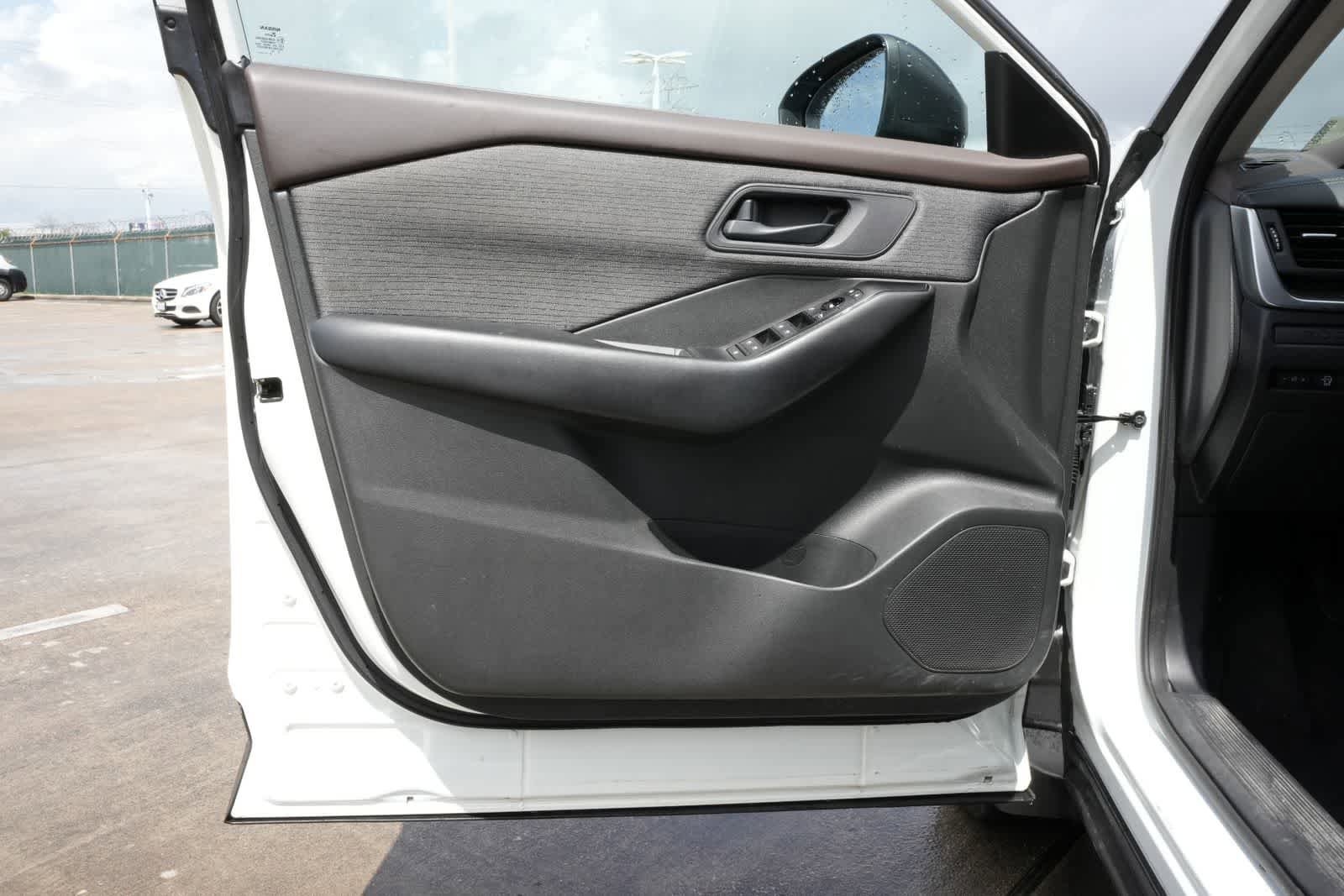 Used 2023 Nissan Rogue S FWD image 17