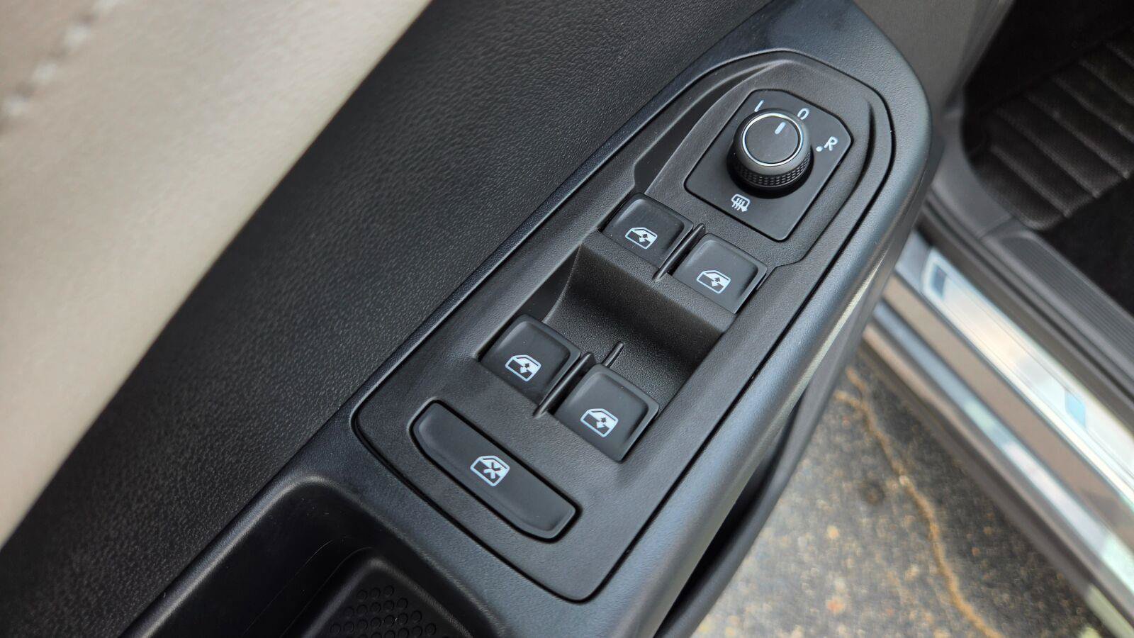 Certified 2025 Volkswagen Taos SEL AWD/4WD image 20