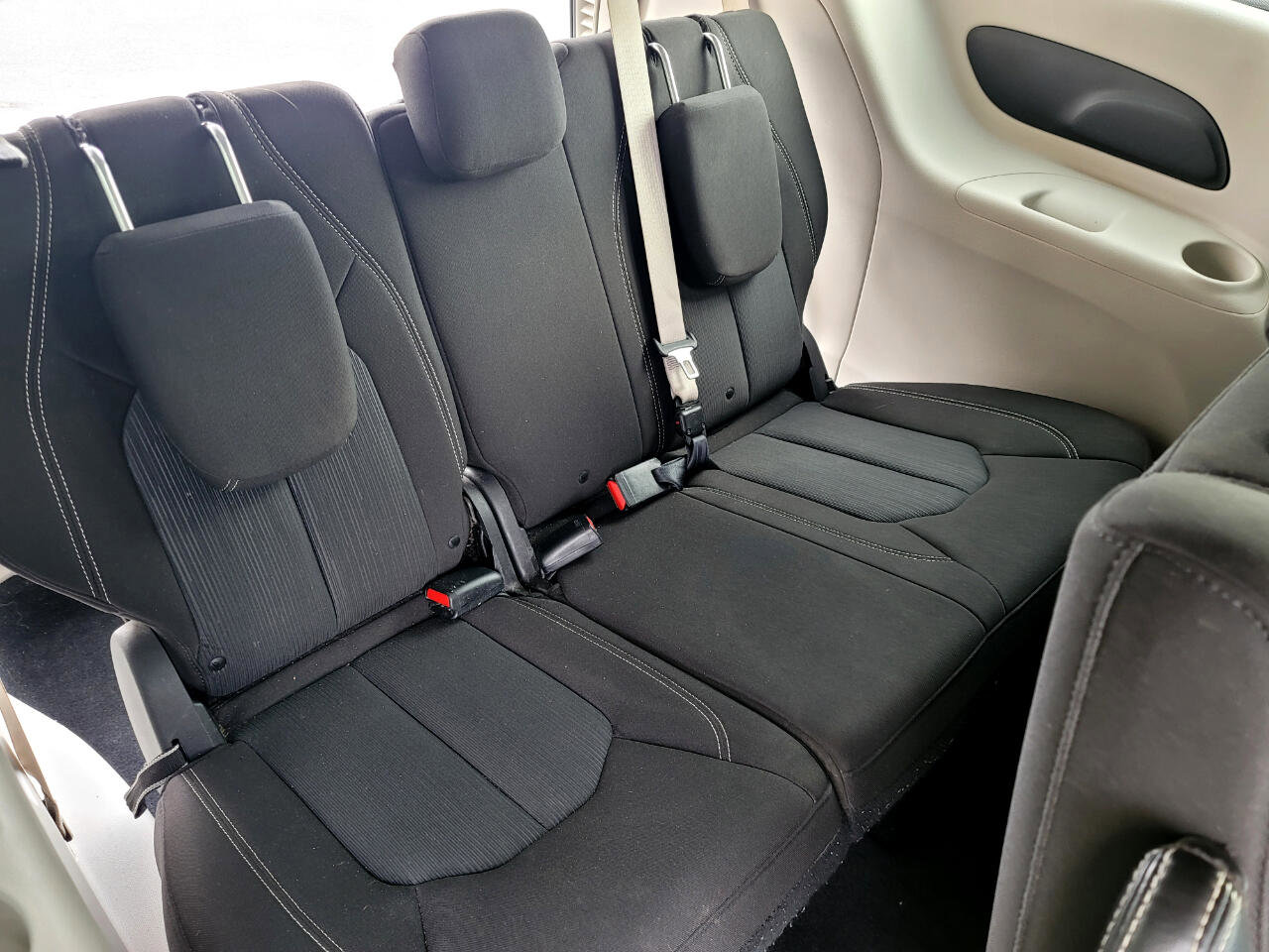 Used 2020 Chrysler Voyager L image 12