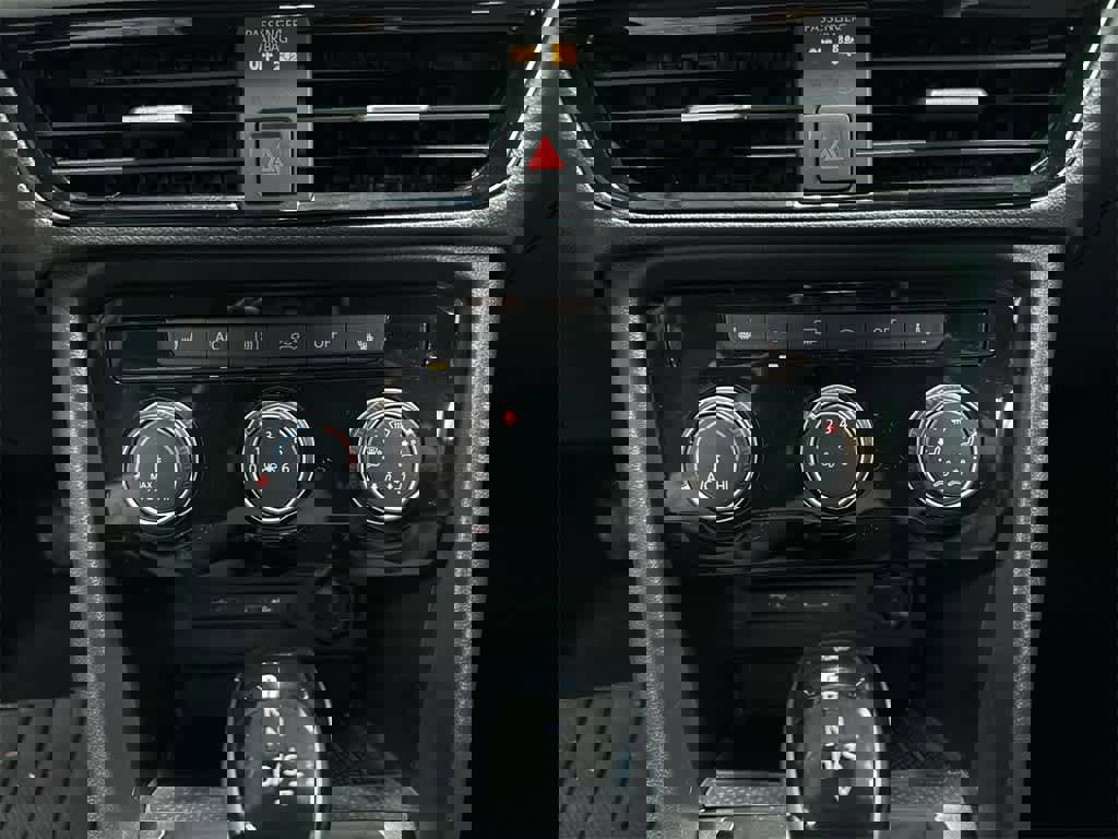 Used 2023 Volkswagen Taos SE w/ Panoramic Sunroof Package image 21